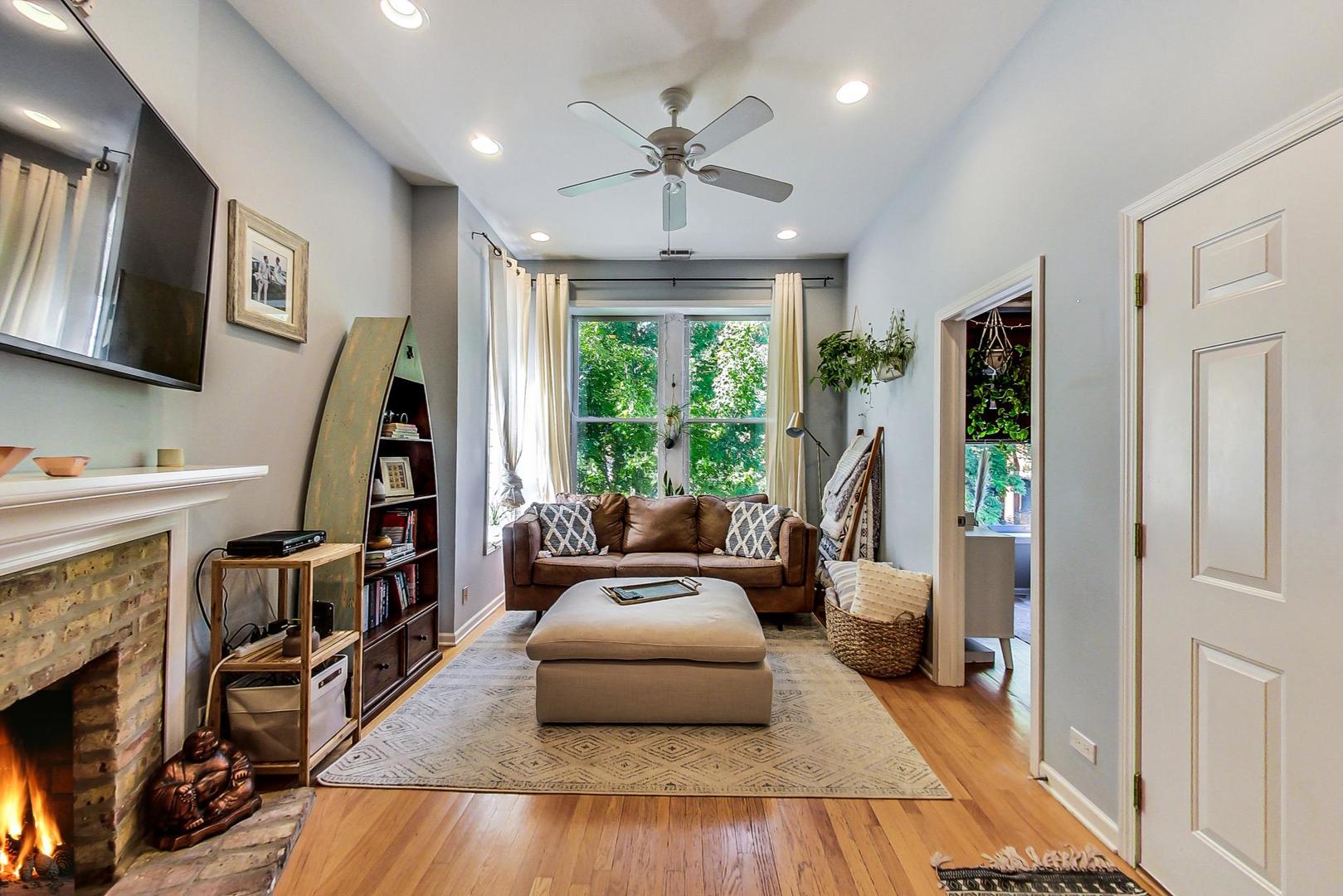 1317 N Wicker Park Avenue Unit: 2F