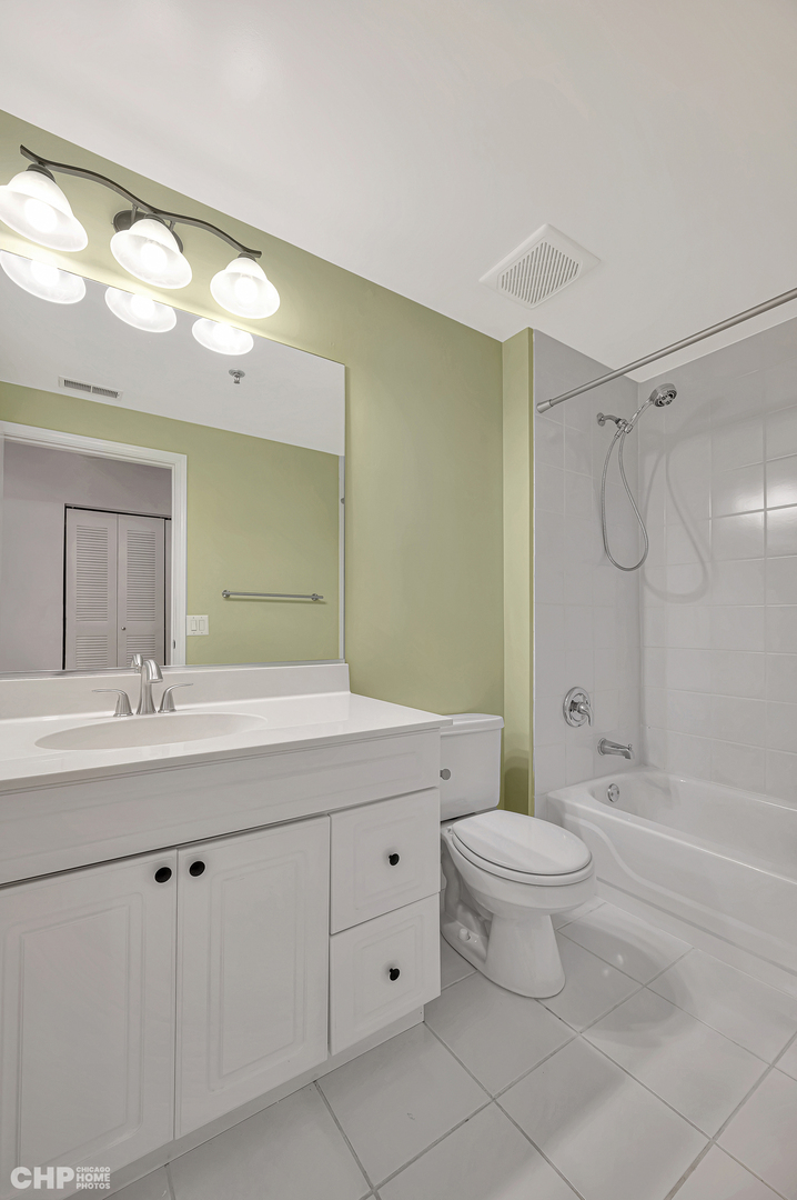 1735 W Diversey Parkway Unit: 209