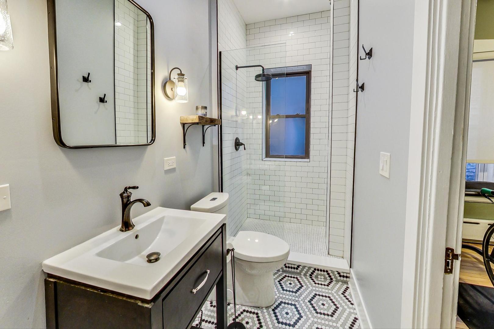 742 W Bittersweet Place Unit: 2W