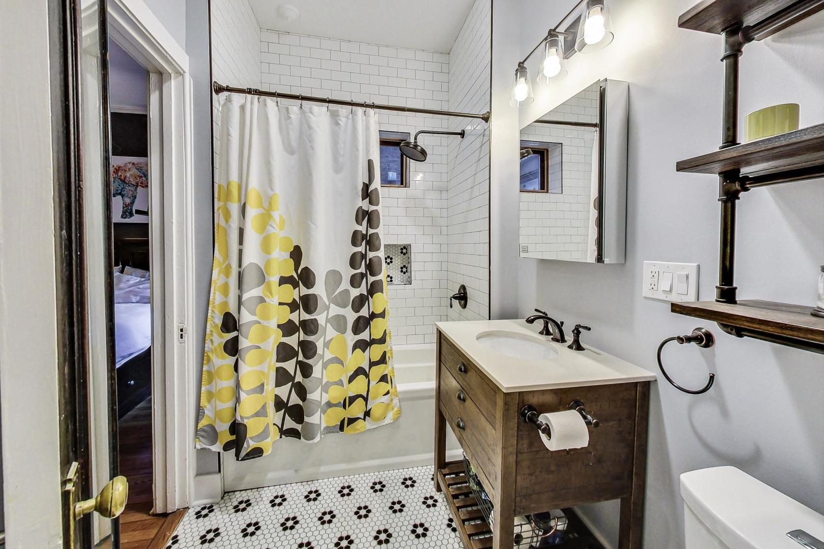 742 W Bittersweet Place Unit: 2W