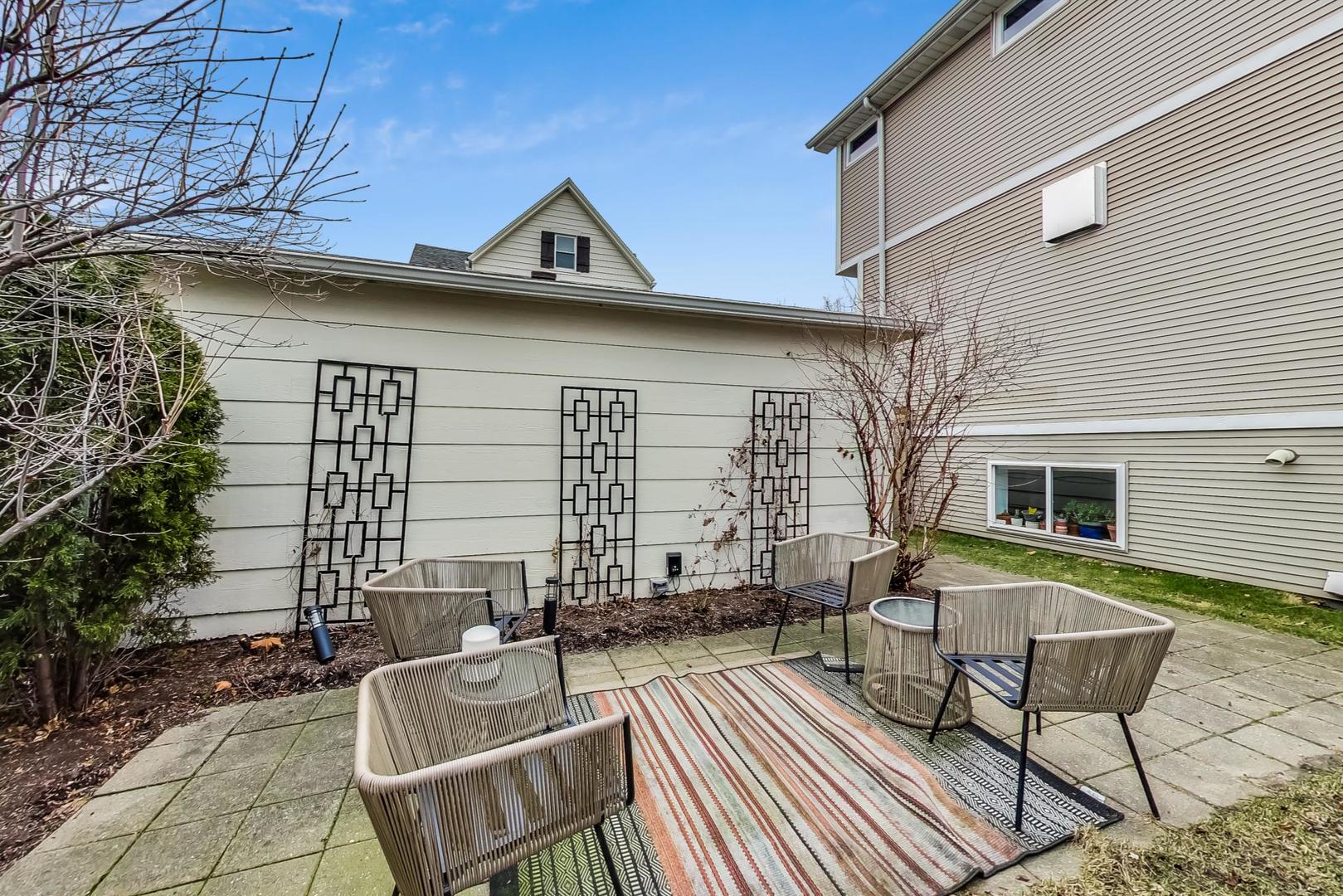 2115 W CORNELIA Avenue