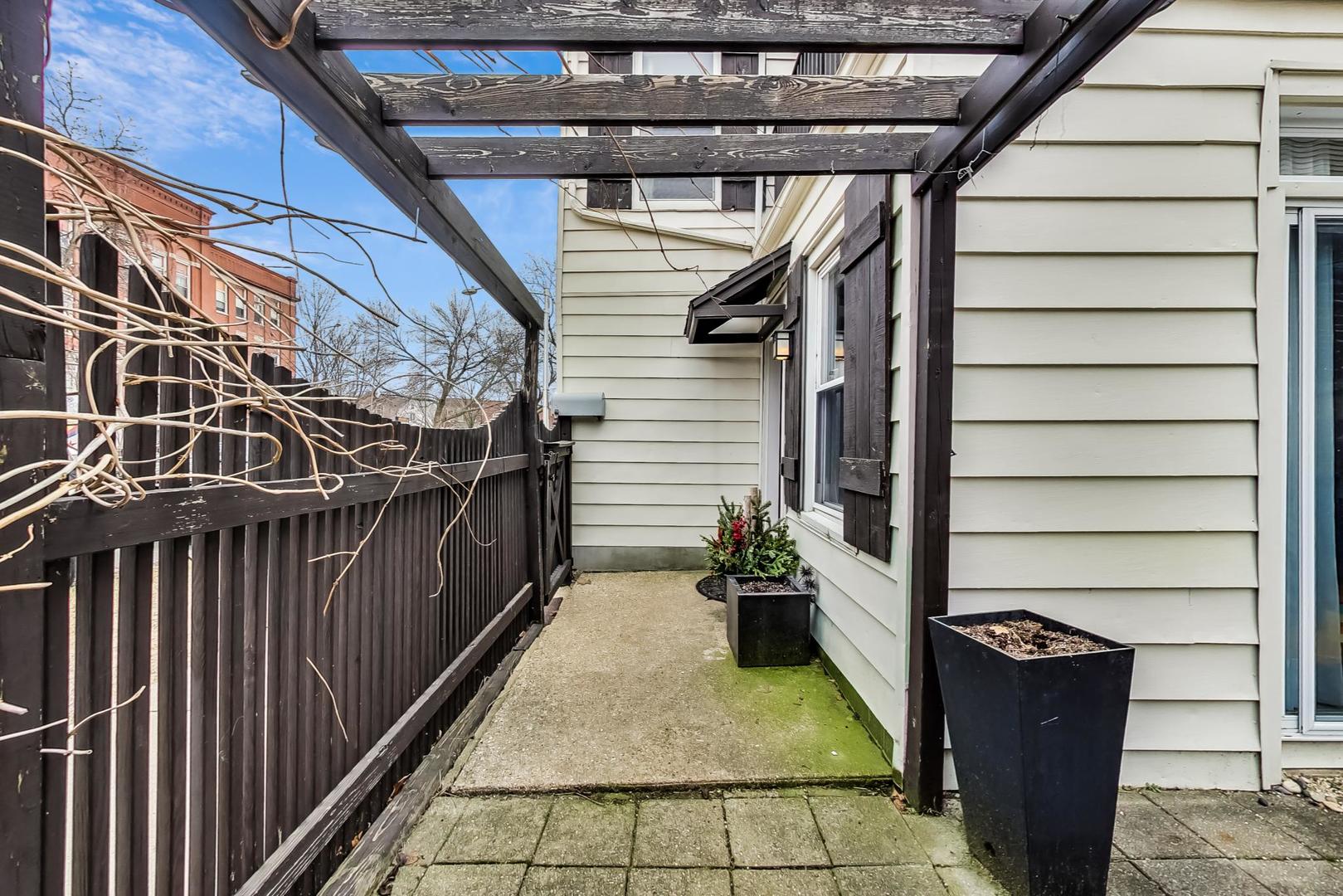 2115 W CORNELIA Avenue