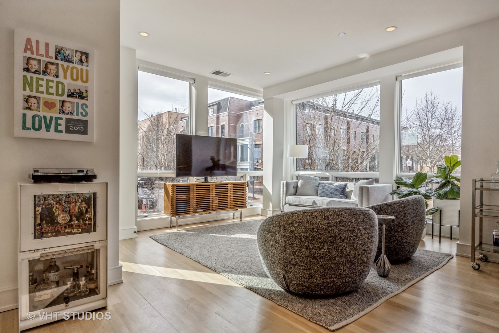 2633 N HERMITAGE Avenue Unit: 101