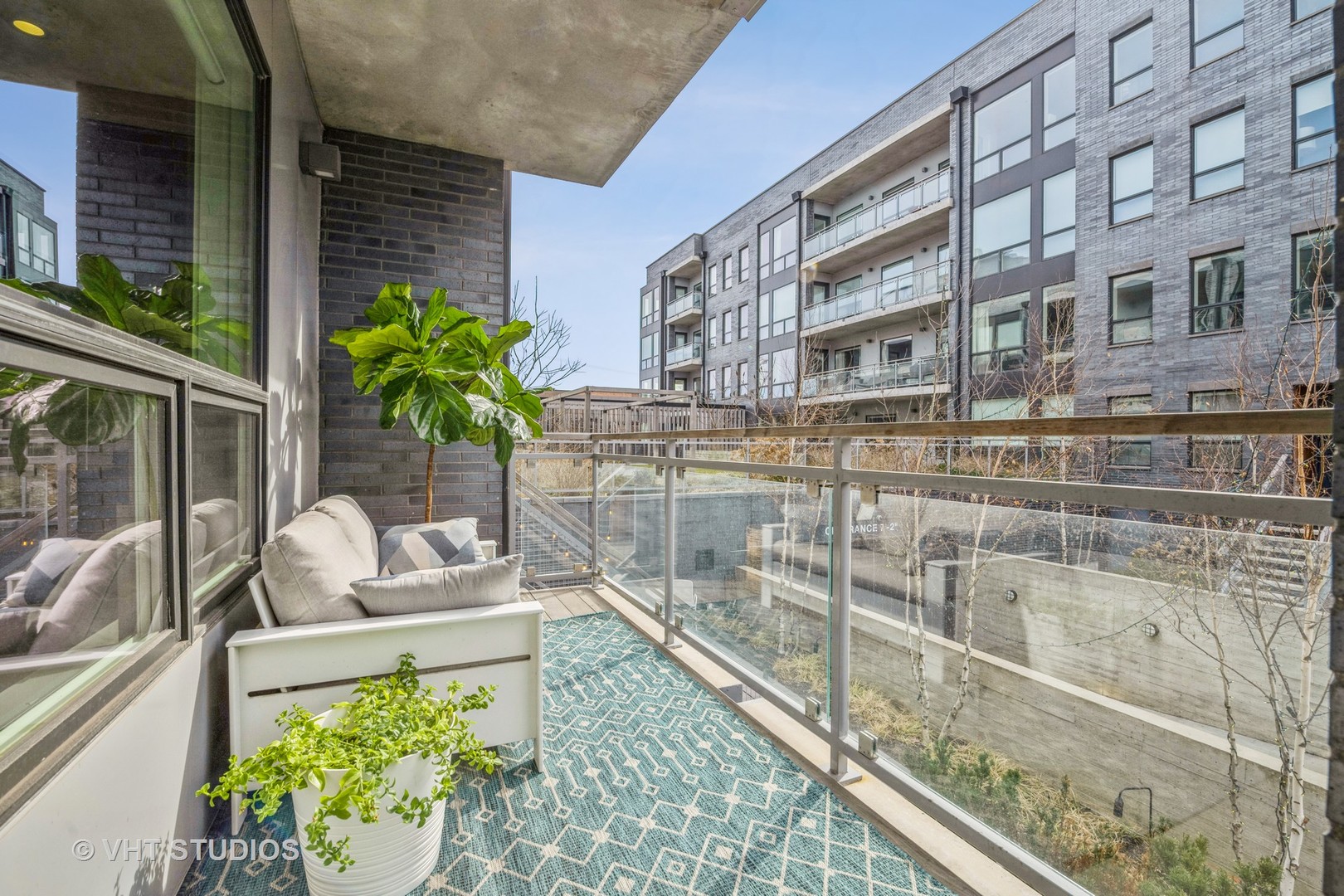 2633 N HERMITAGE Avenue Unit: 101