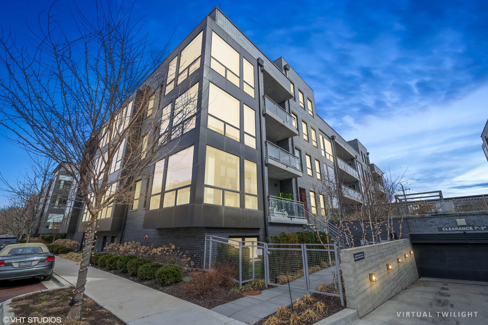 2633 N HERMITAGE Avenue Unit: 101
