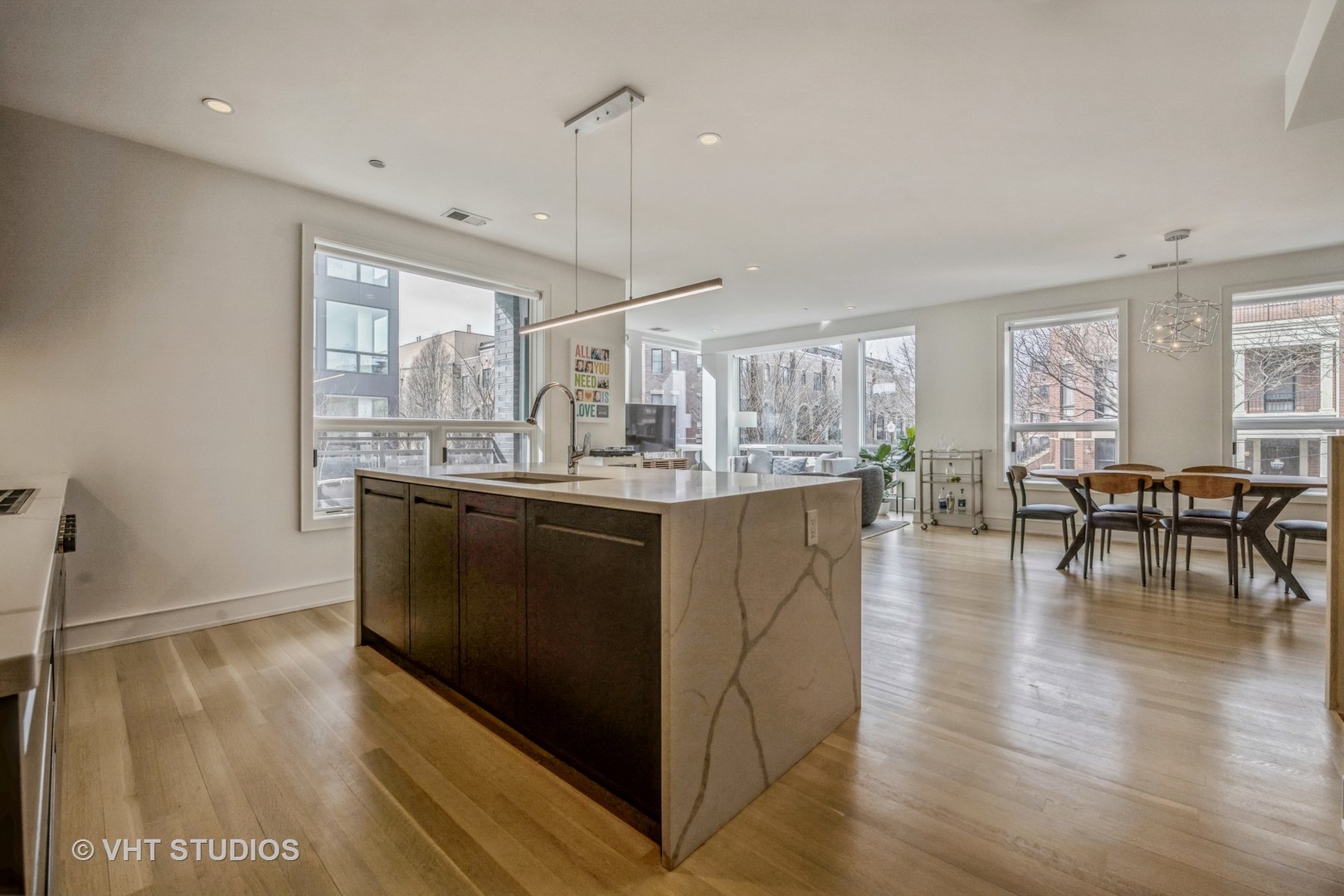 2633 N HERMITAGE Avenue Unit: 101