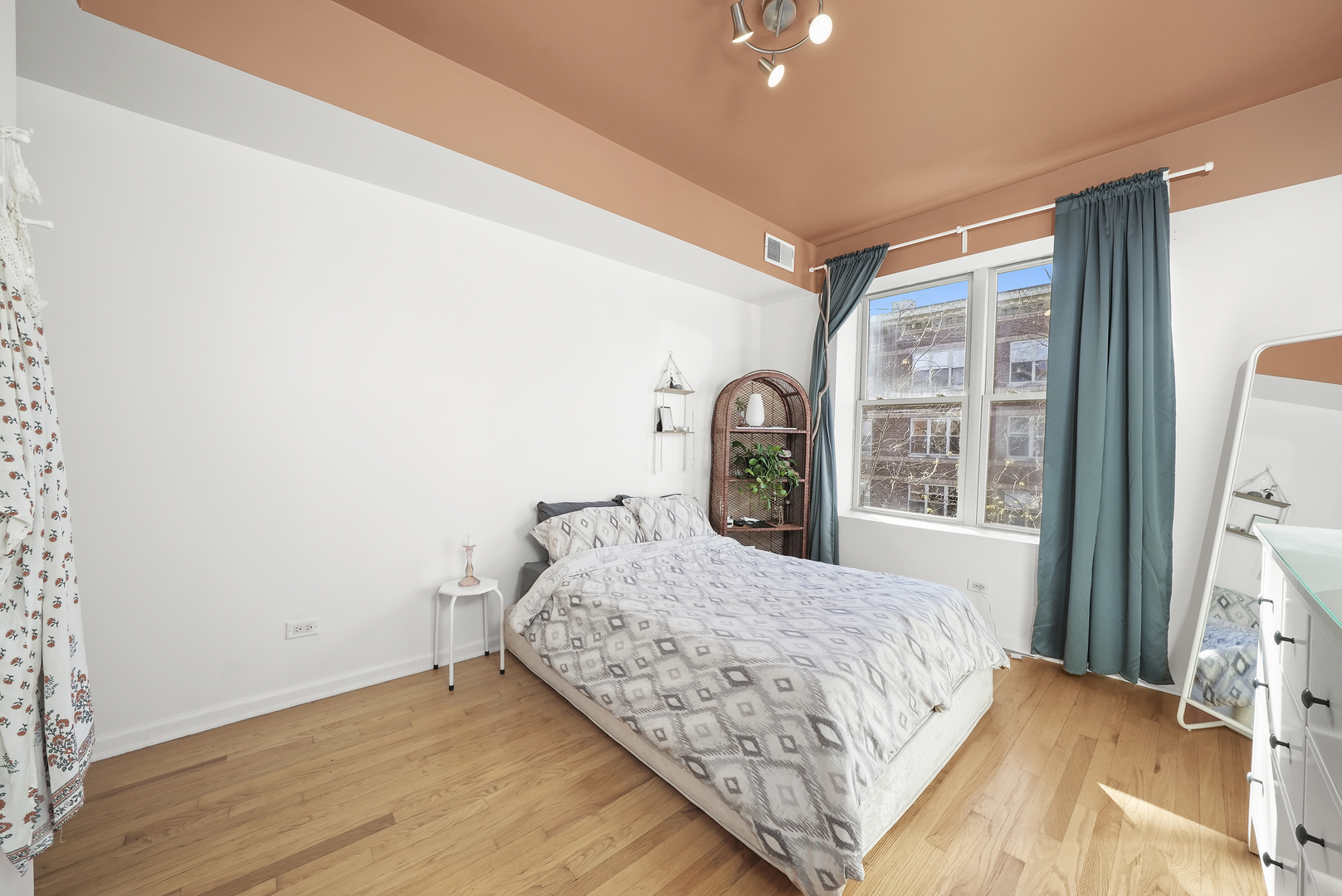 4700 N Monticello Avenue Unit: 301