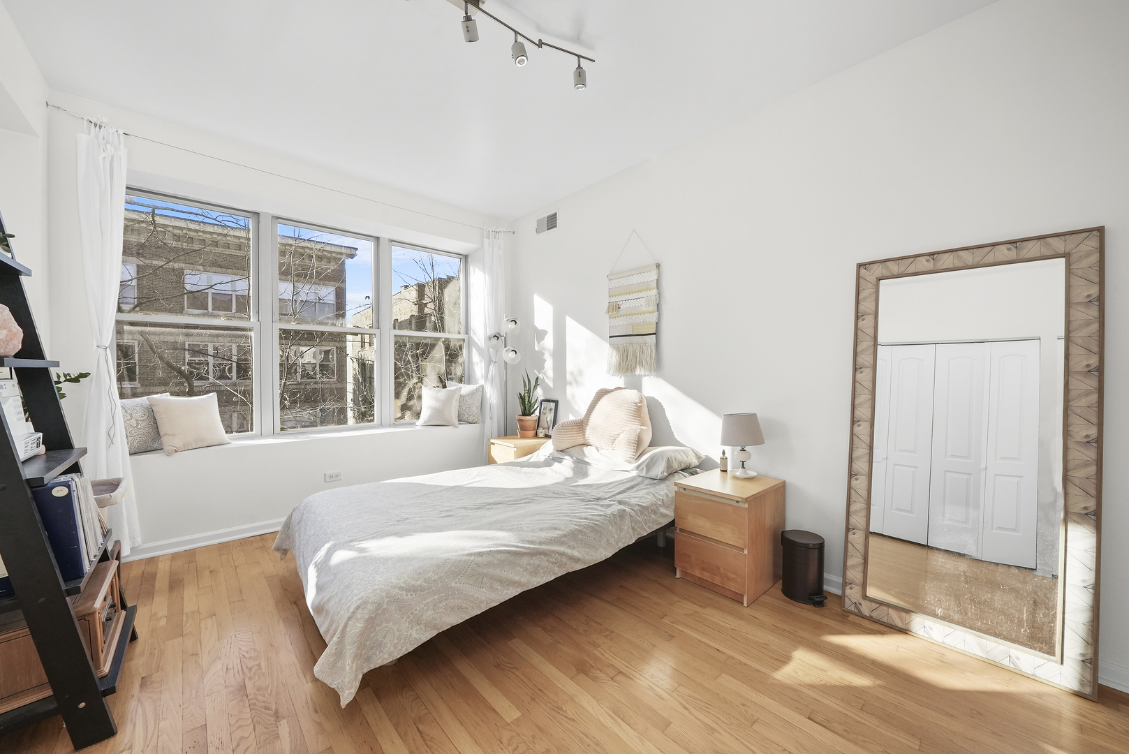 4700 N Monticello Avenue Unit: 301