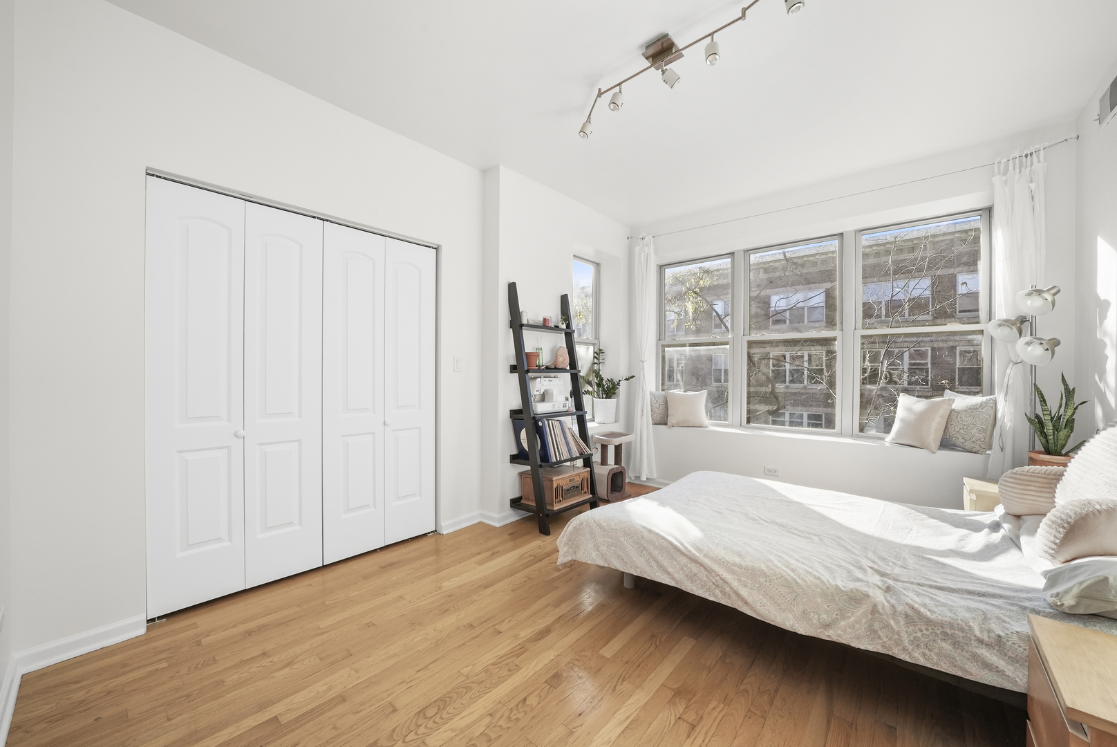 4700 N Monticello Avenue Unit: 301