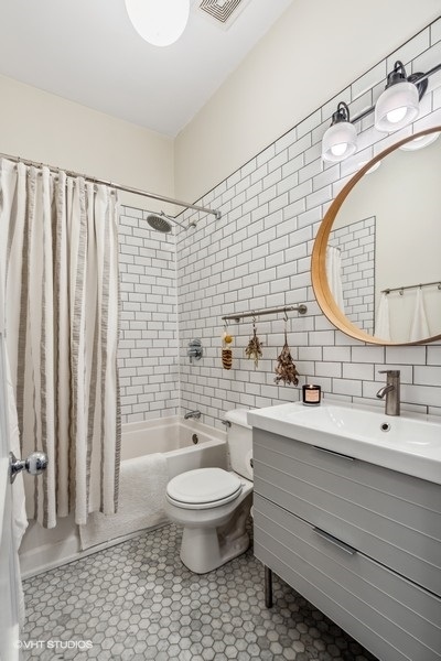 2140 W POTOMAC Avenue Unit: 3