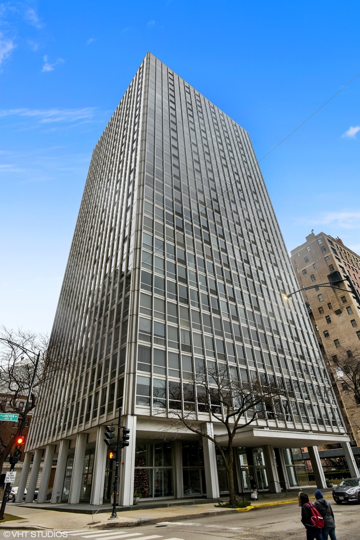 2400 N Lakeview Avenue Unit: 701