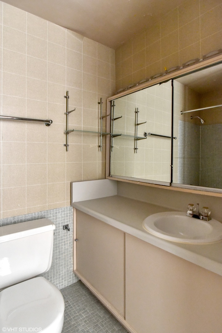 2400 N Lakeview Avenue Unit: 701