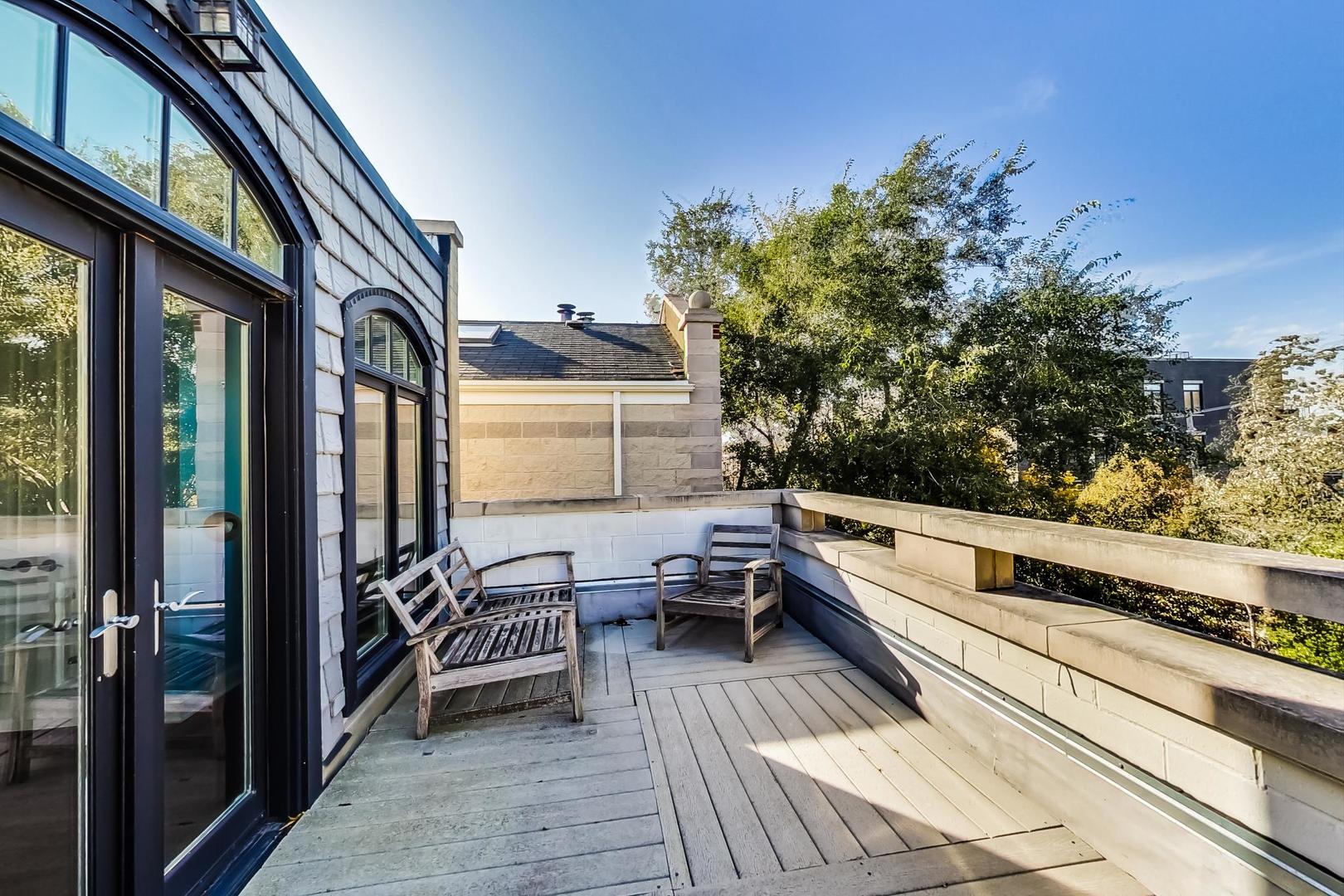 1337 W ROSCOE Street