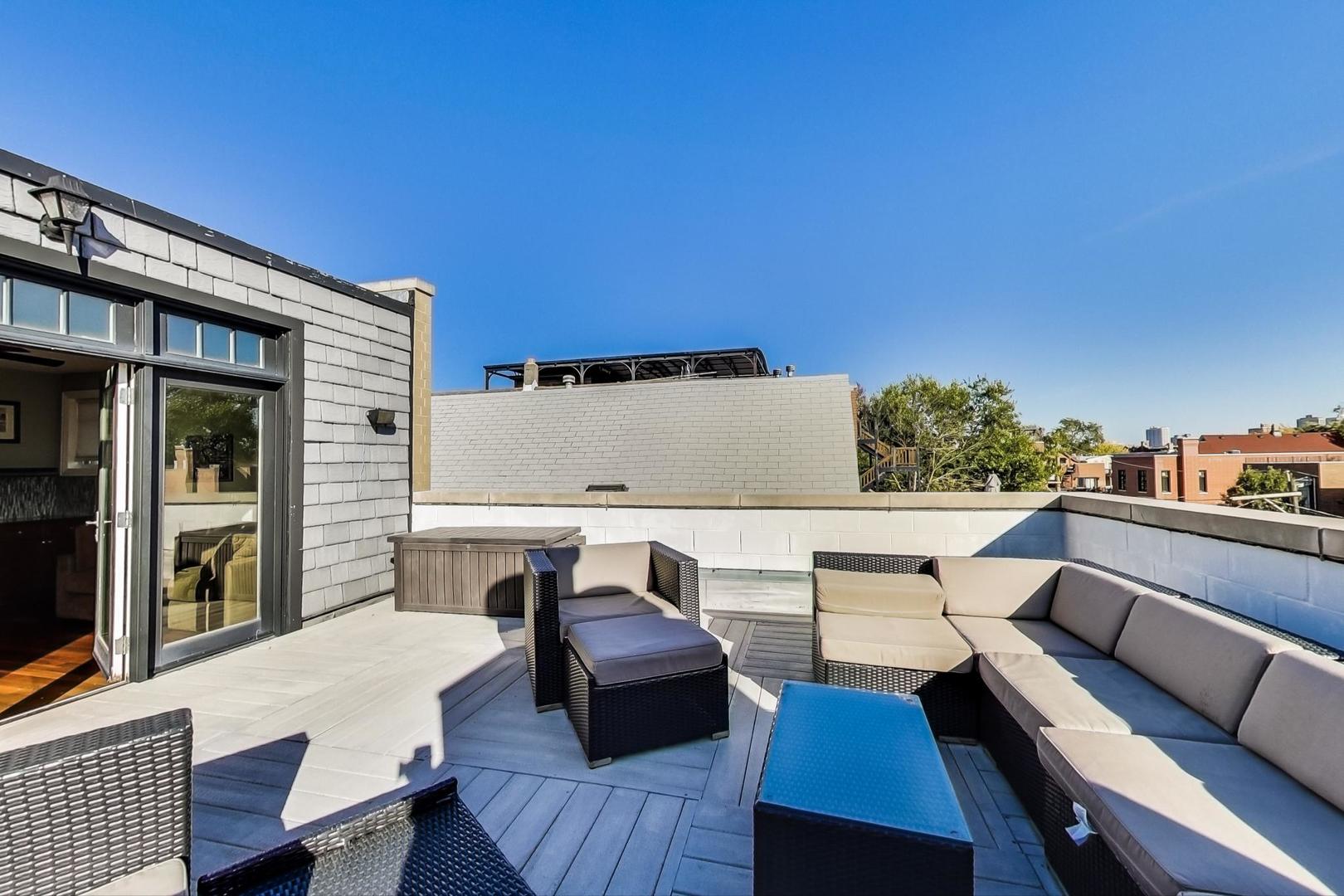 1337 W ROSCOE Street