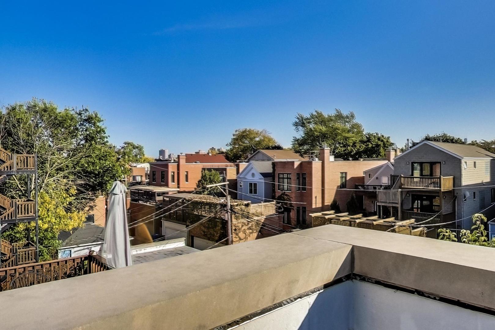 1337 W ROSCOE Street