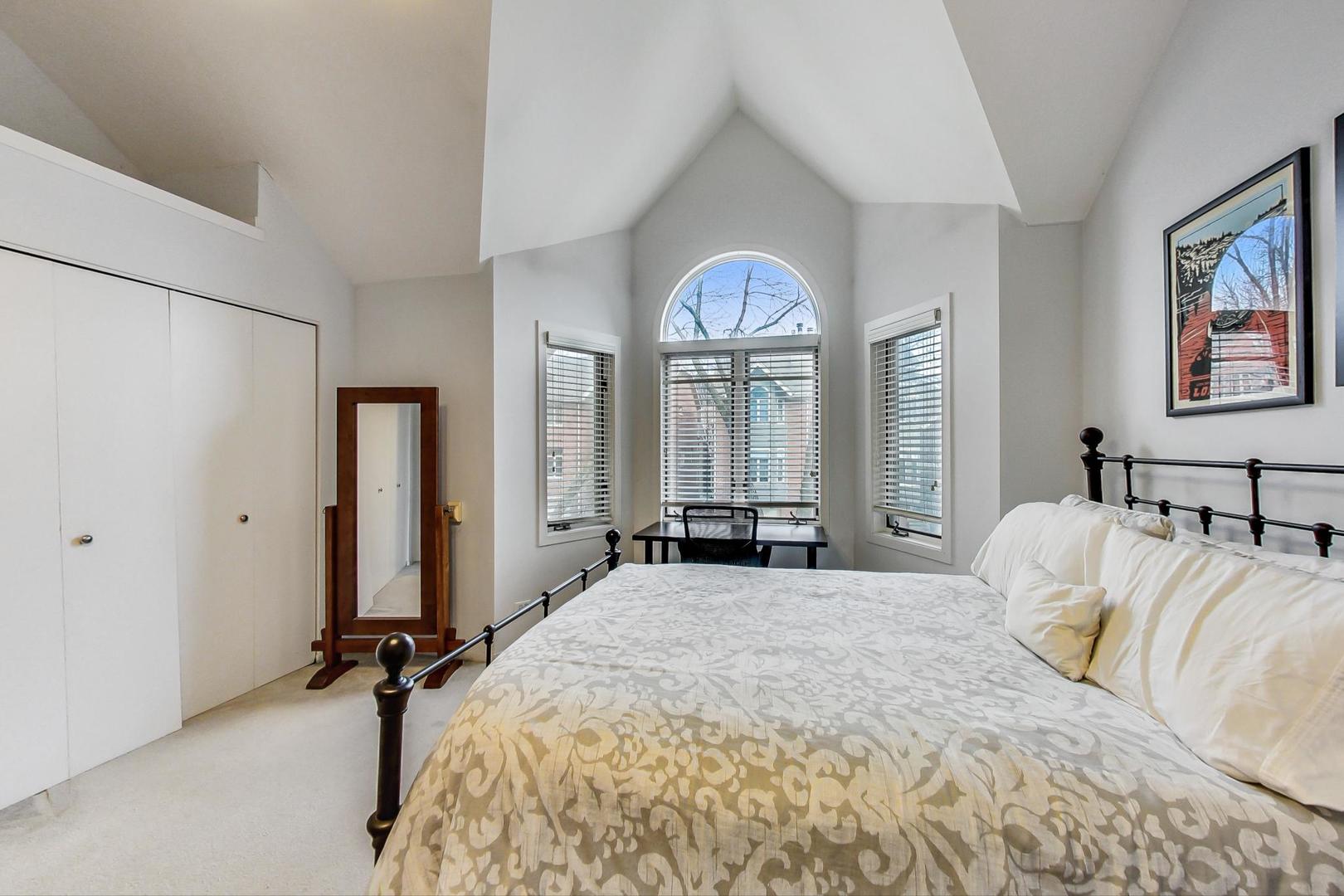 1241 W Fletcher Street Unit: B
