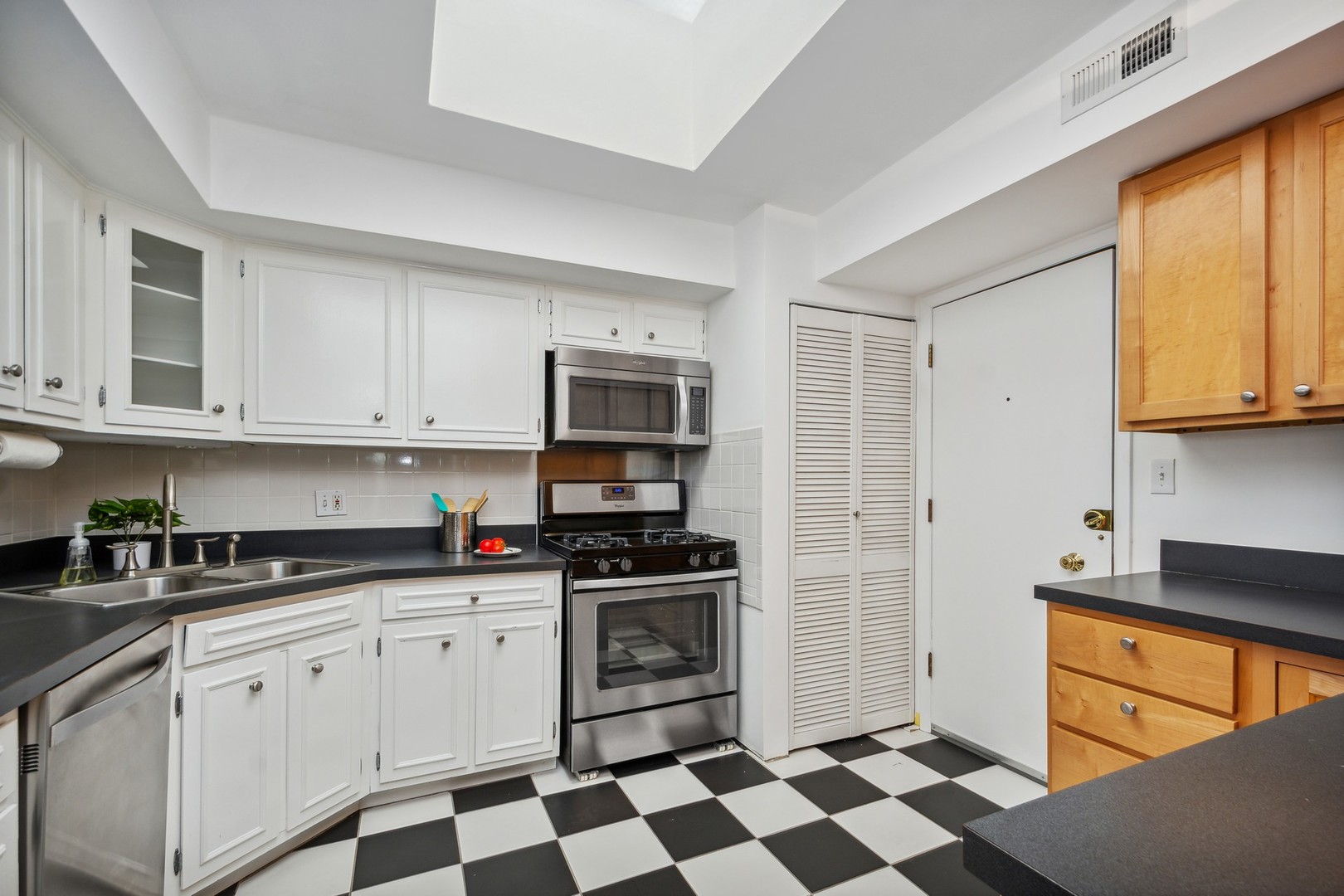 7200 N Ridge Boulevard Unit: 4E