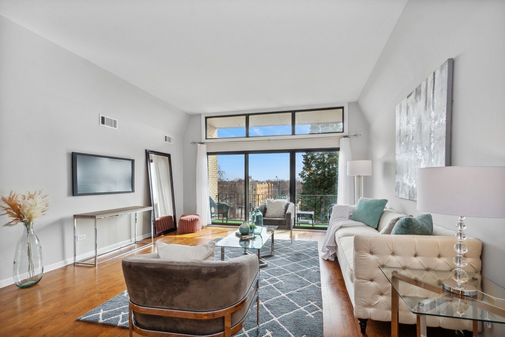 7200 N Ridge Boulevard Unit: 4E
