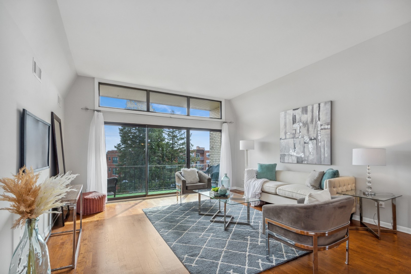 7200 N Ridge Boulevard Unit: 4E