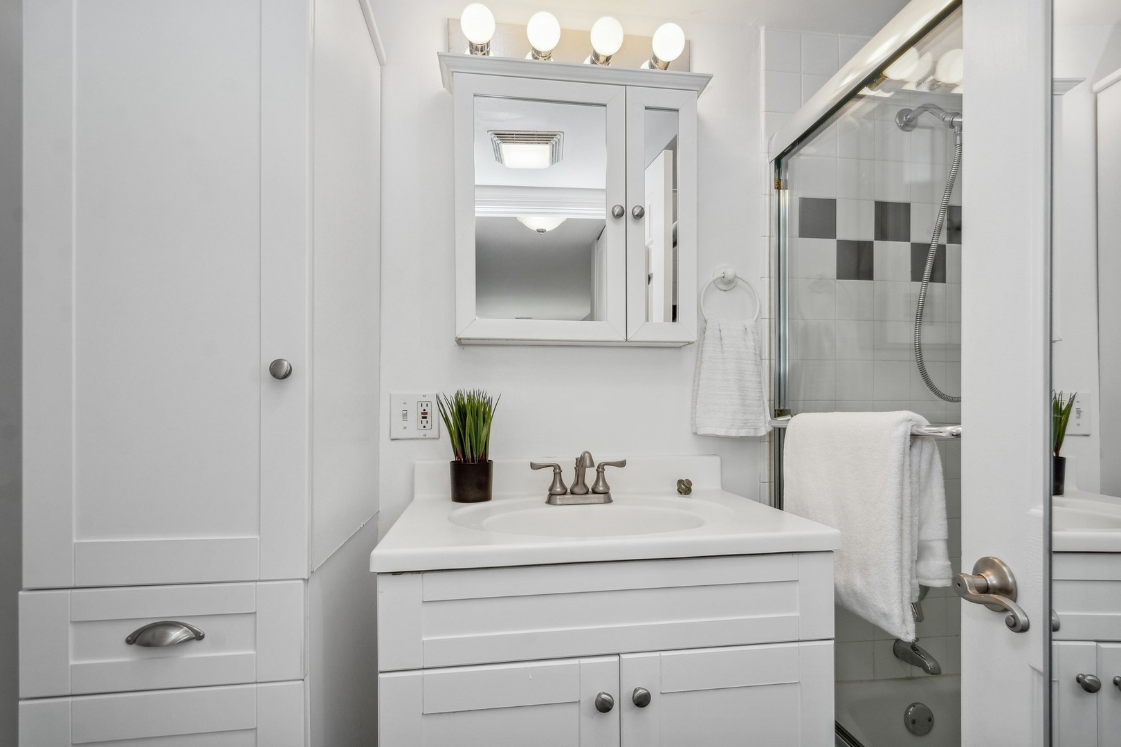 7200 N Ridge Boulevard Unit: 4E