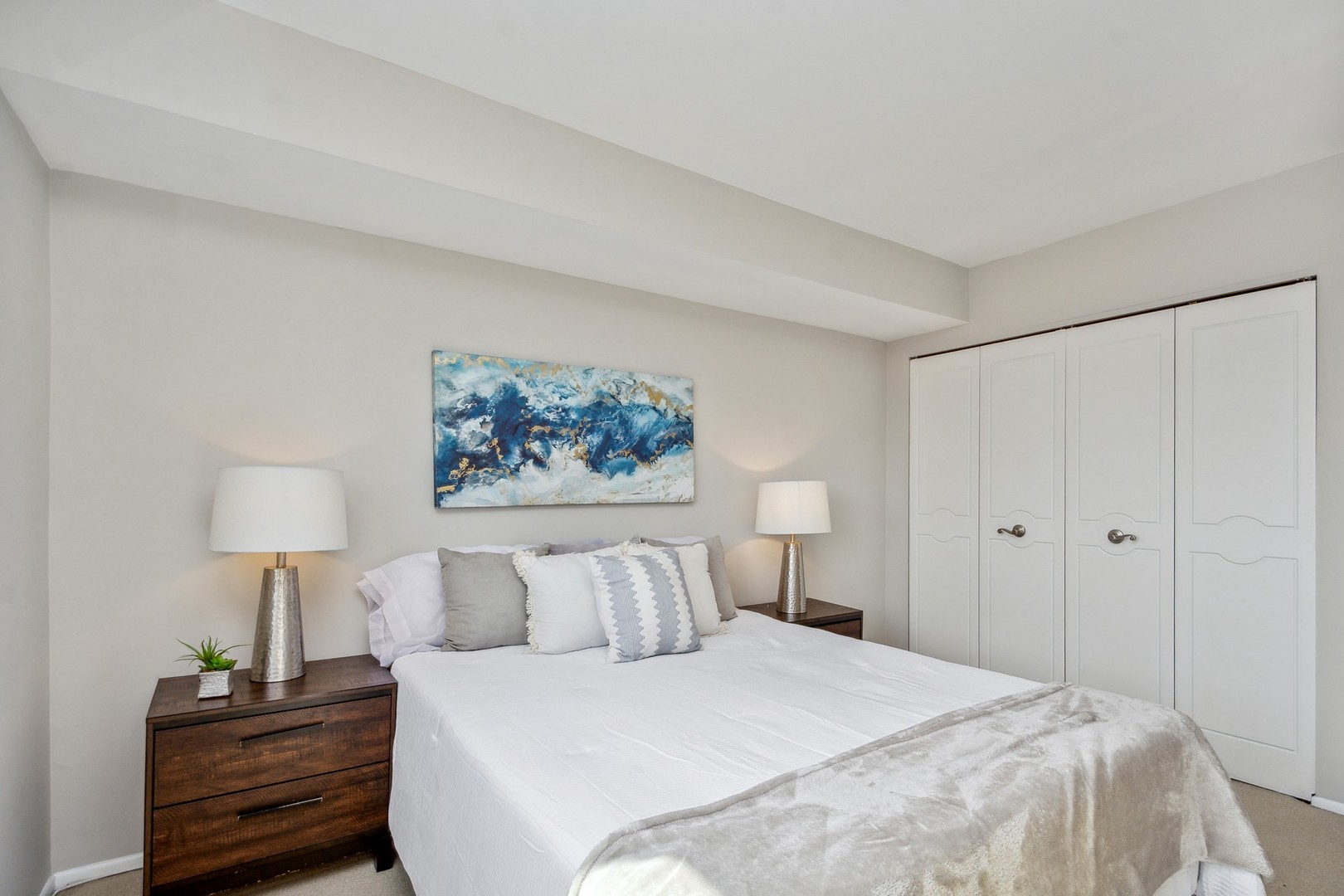 7200 N Ridge Boulevard Unit: 4E