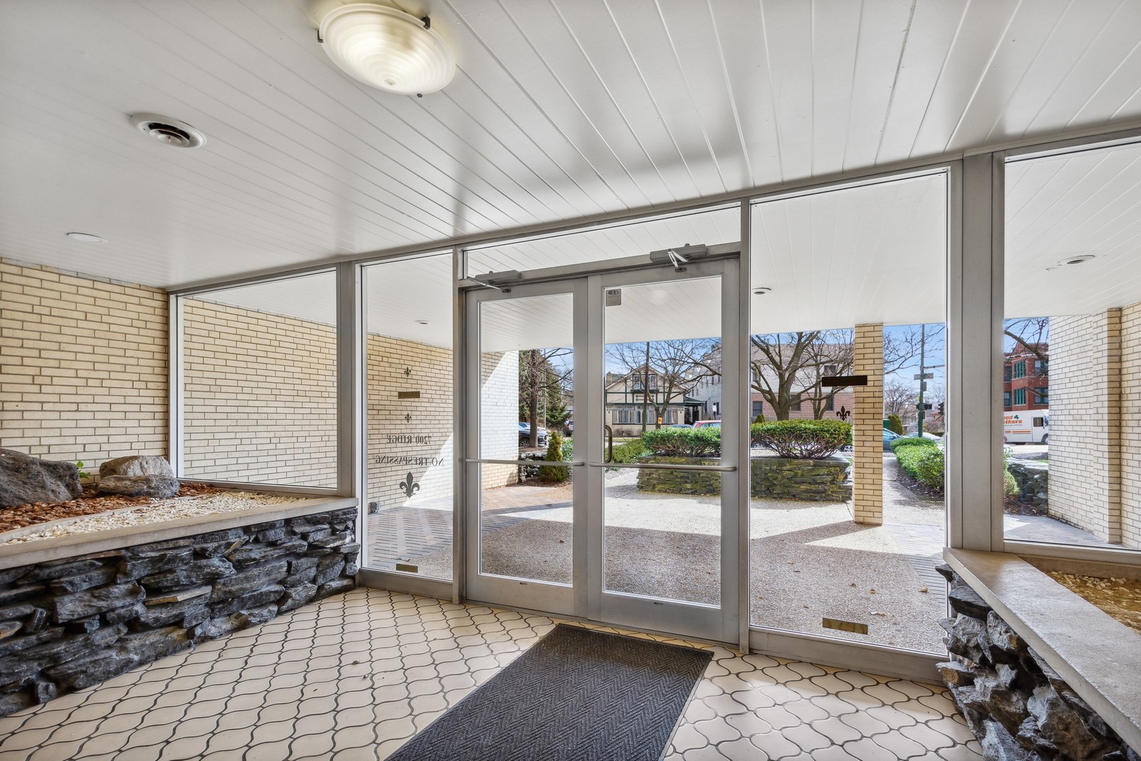 7200 N Ridge Boulevard Unit: 4E