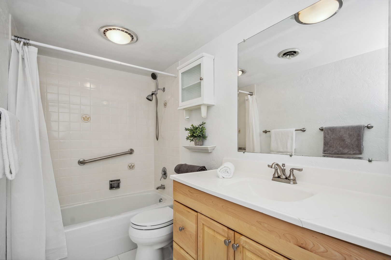 7200 N Ridge Boulevard Unit: 4E