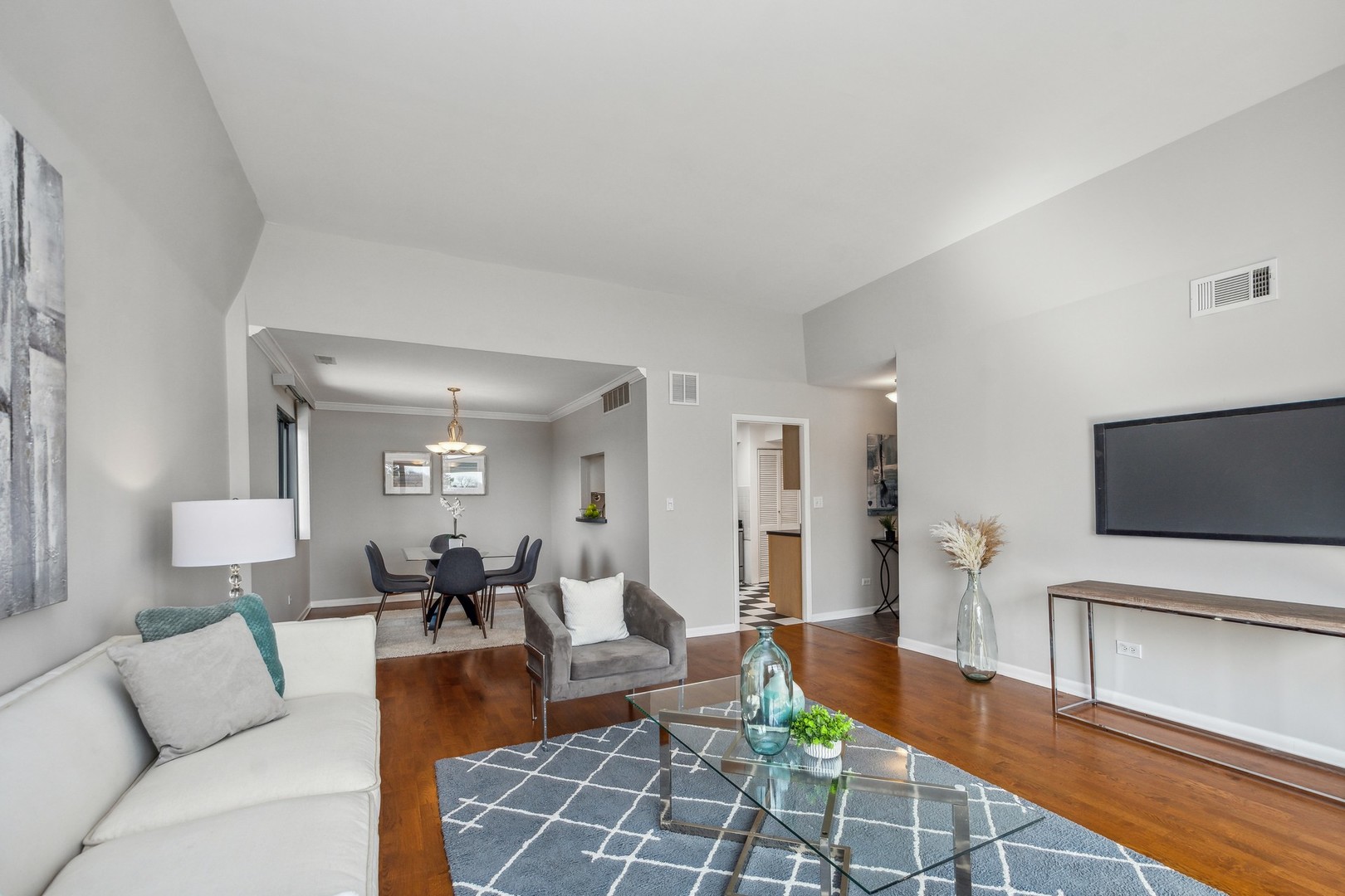 7200 N Ridge Boulevard Unit: 4E
