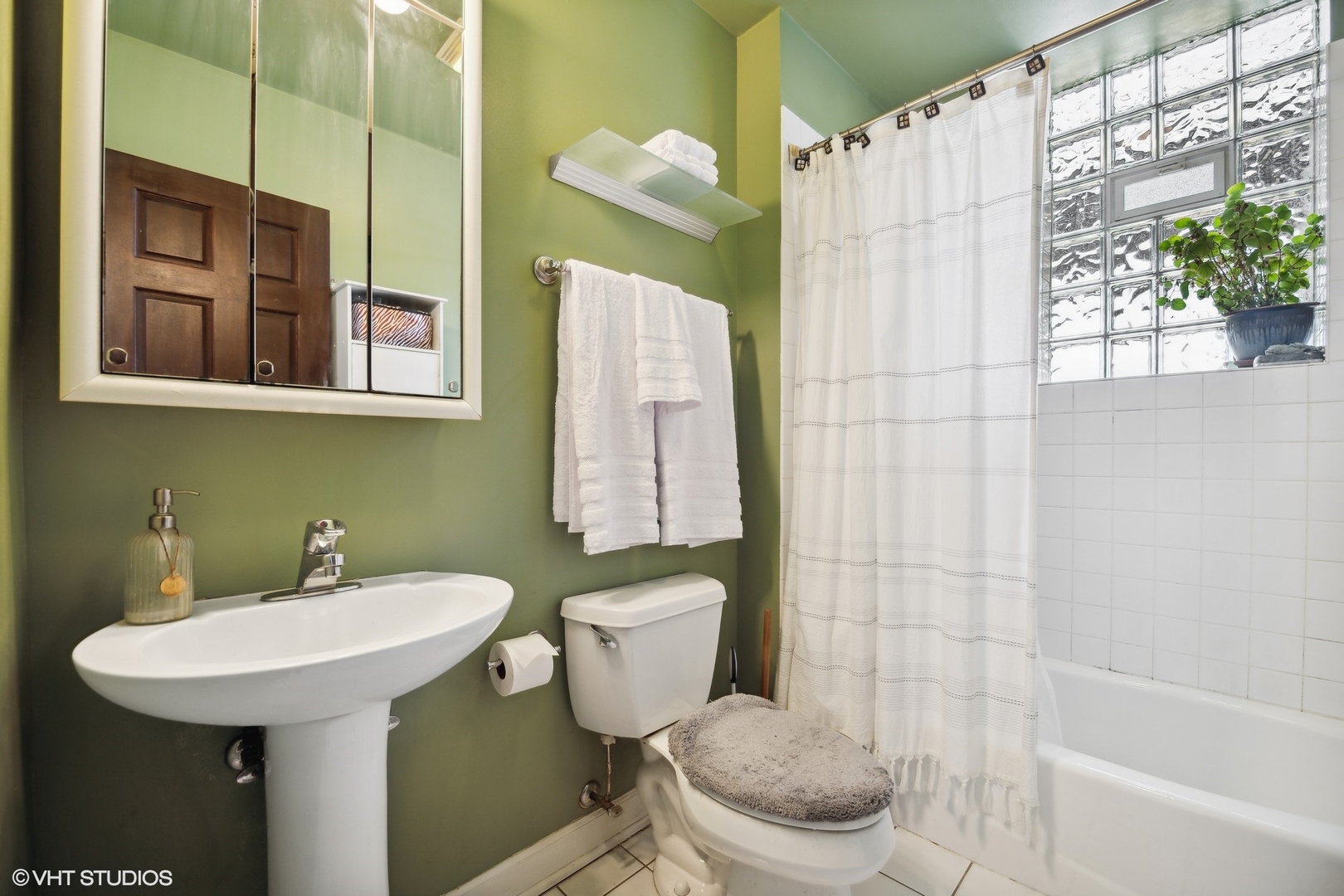 4200 N Sawyer Avenue Unit: 3S