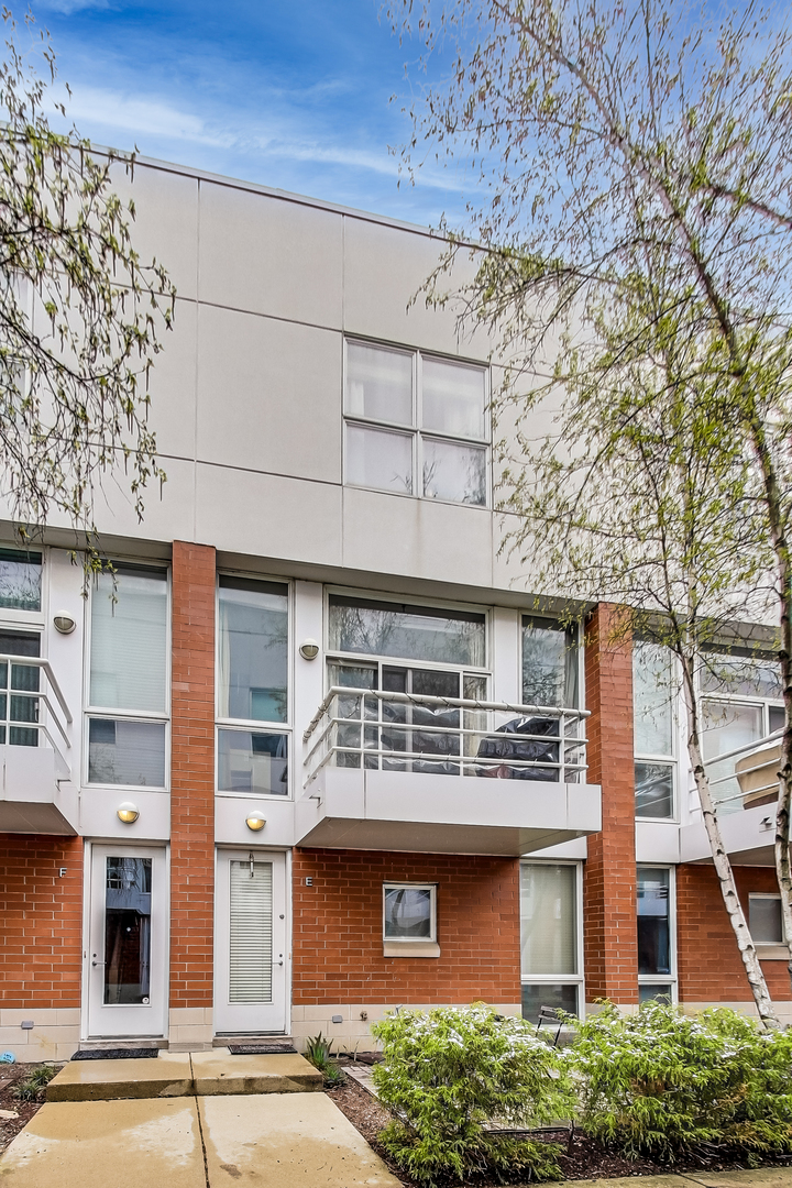 2932 N WOOD Street Unit: E
