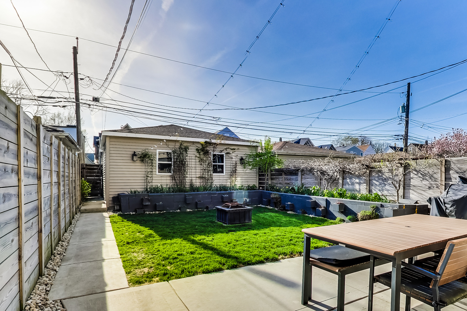 2526 N MONTICELLO Avenue