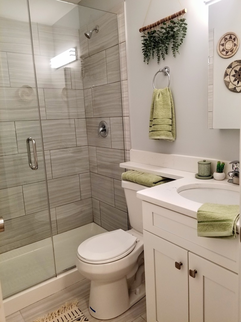 5240 N Winthrop Avenue Unit: 413