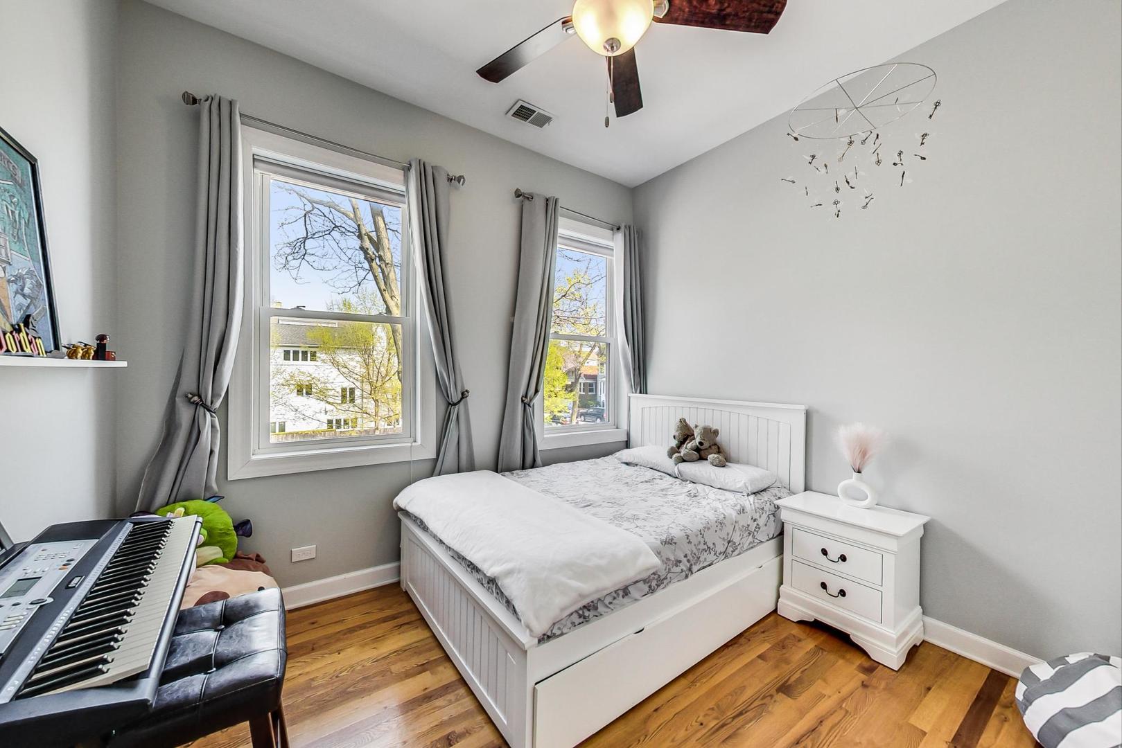 3258 N Oakley Avenue Unit: 2