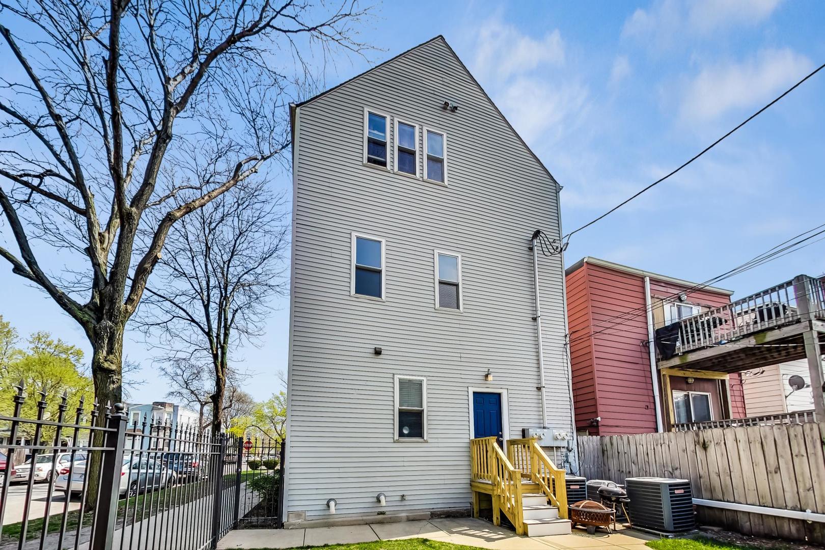 3258 N Oakley Avenue Unit: 2