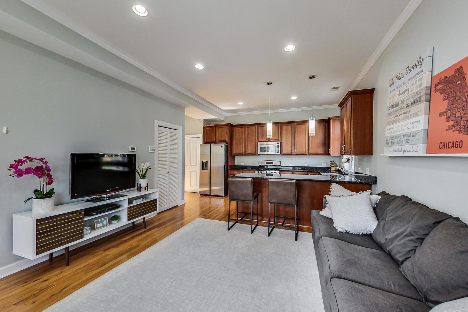3258 N Oakley Avenue Unit: 2