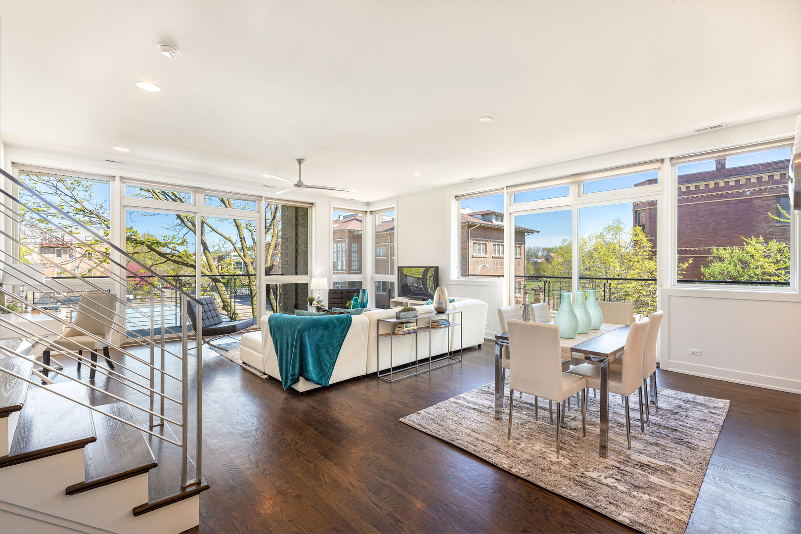 2208 N Oakley Avenue Unit: 2S