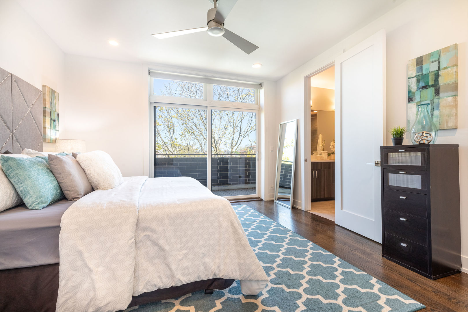 2208 N Oakley Avenue Unit: 2S