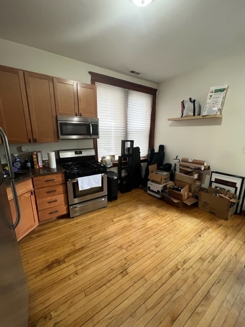 2130 W Iowa Street Unit: 1R