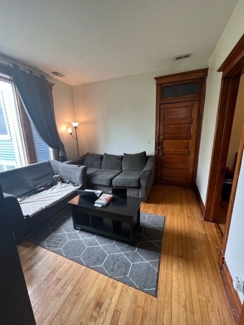 2130 W Iowa Street Unit: 1R