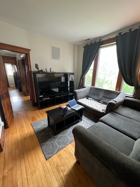 2130 W Iowa Street Unit: 1R