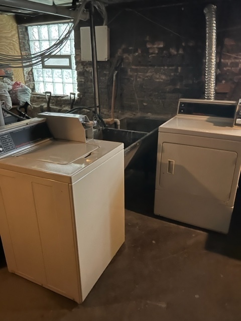 2130 W Iowa Street Unit: 1R