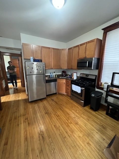 2130 W Iowa Street Unit: 1R