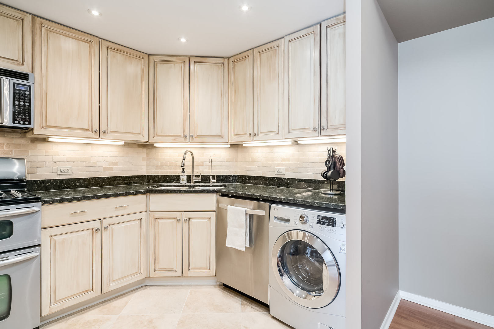 3200 N LAKE SHORE Drive Unit: 2306