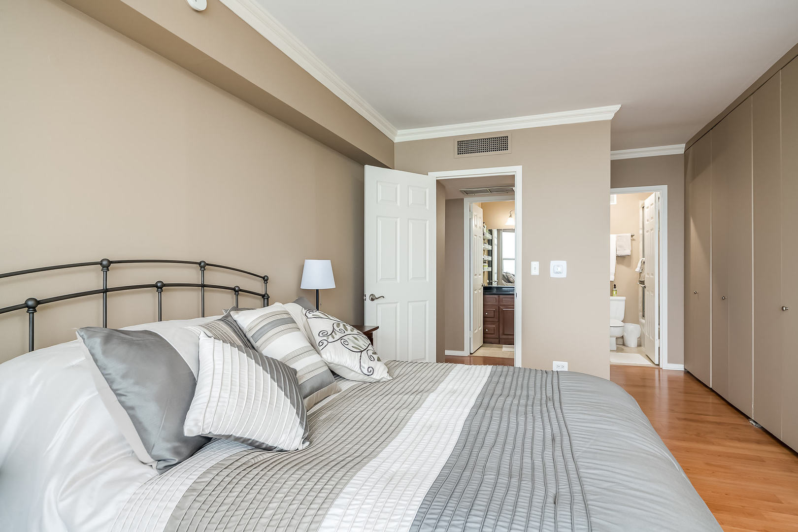 3200 N LAKE SHORE Drive Unit: 2306
