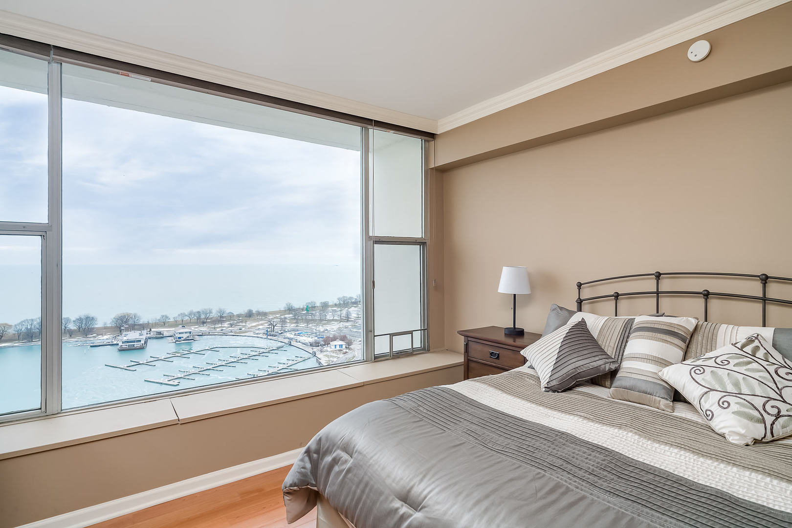 3200 N LAKE SHORE Drive Unit: 2306