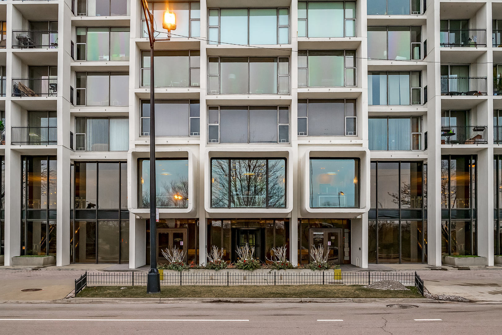 3200 N LAKE SHORE Drive Unit: 2306