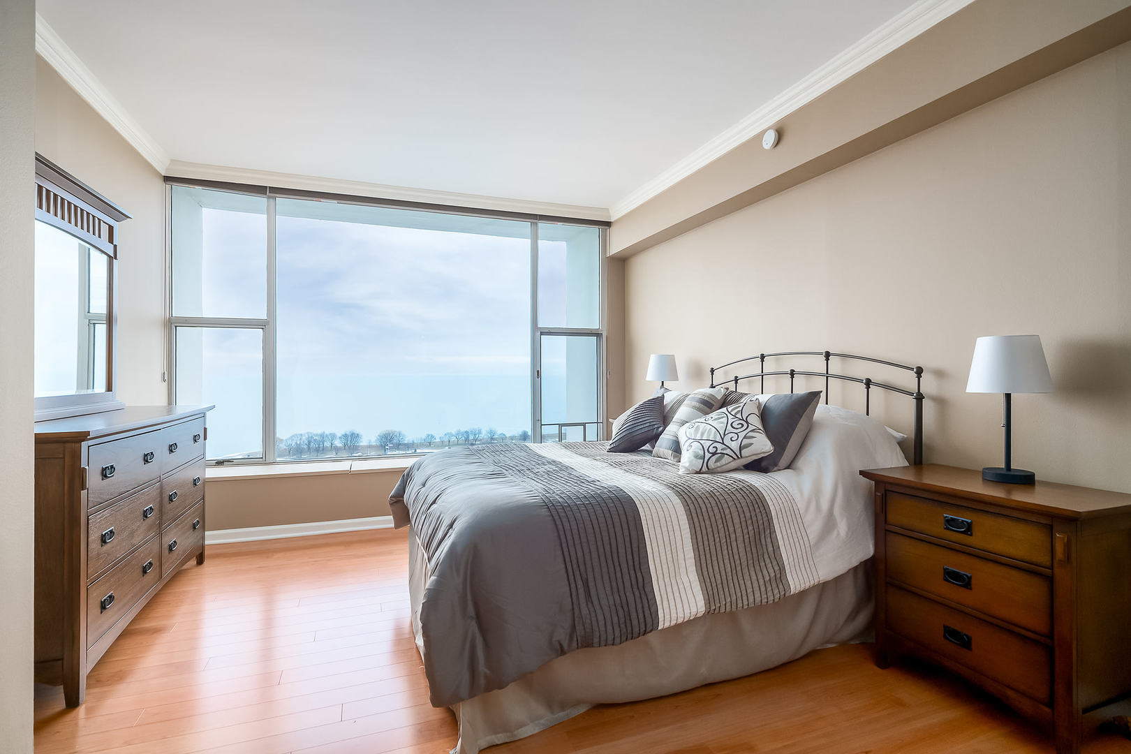 3200 N LAKE SHORE Drive Unit: 2306