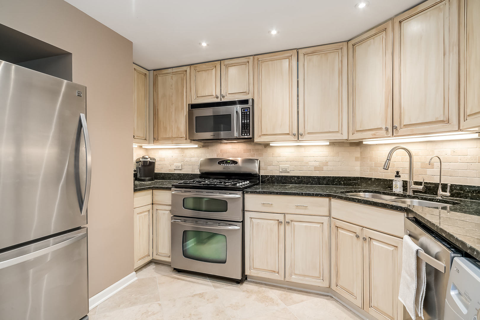 3200 N LAKE SHORE Drive Unit: 2306