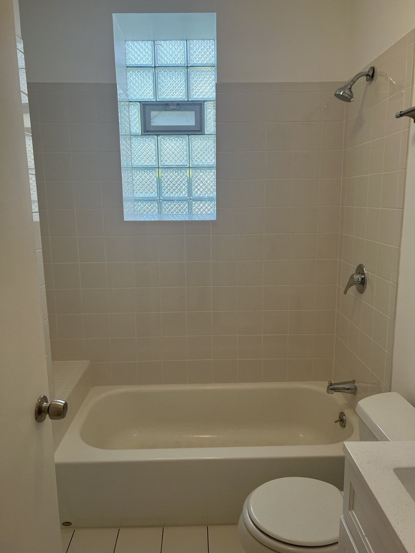 1537 W Augusta Boulevard Unit: GR