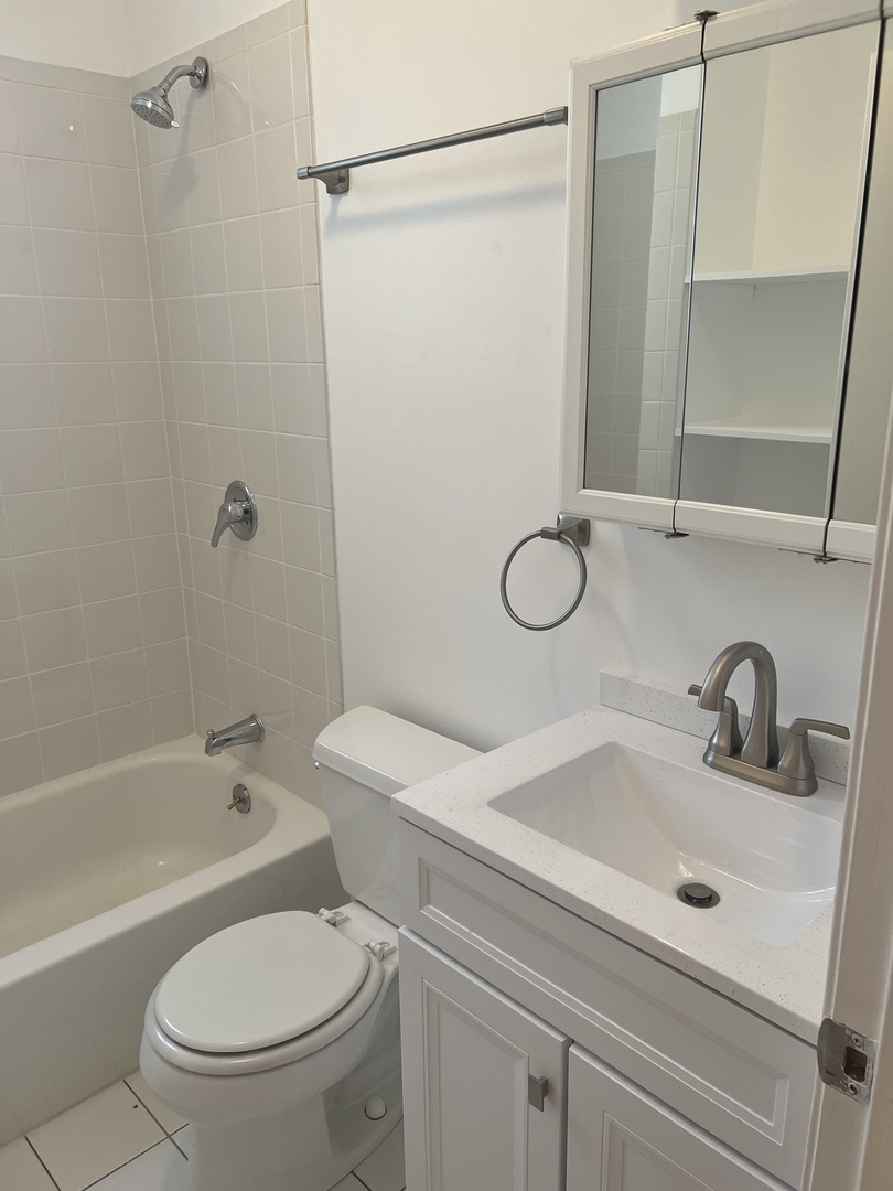 1537 W Augusta Boulevard Unit: GR